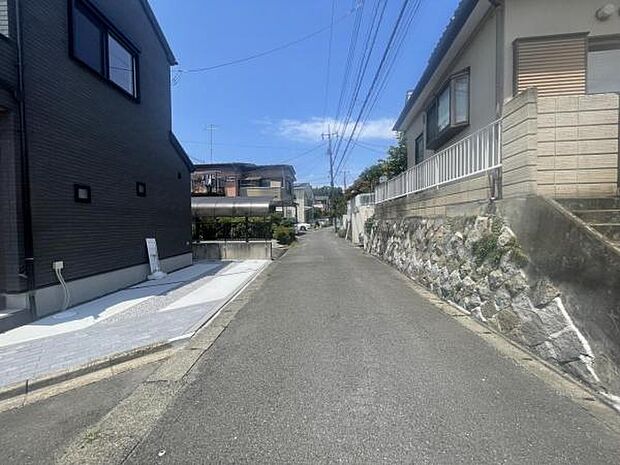 前面道路を含めた現地写真です。