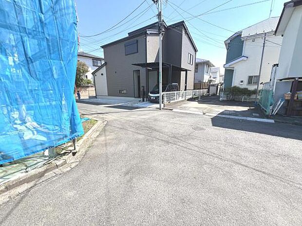前面道路です。住宅地につき落ち着いた新生活を始められそうです。