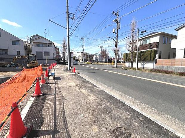 前面道路を含めた現地写真です。ぜひ周辺環境も併せてご覧ください。