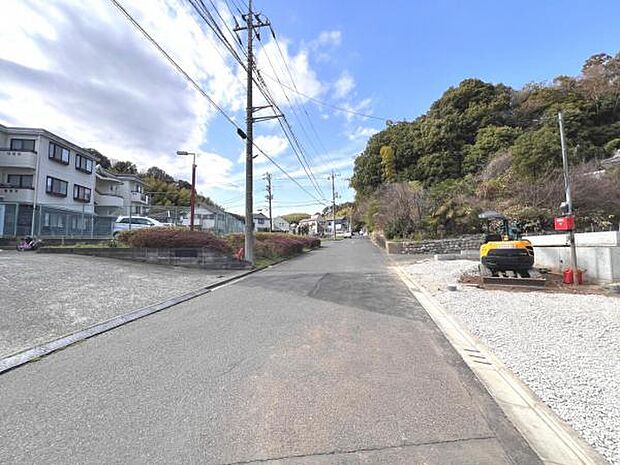 前面道路を含めた現地写真です。ぜひ周辺環境も併せてご覧ください。