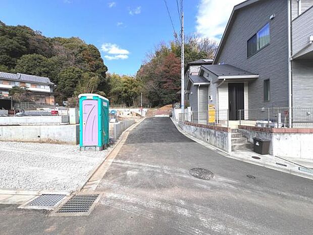 前面道路です。住宅地につき落ち着いた新生活を始められそうです。