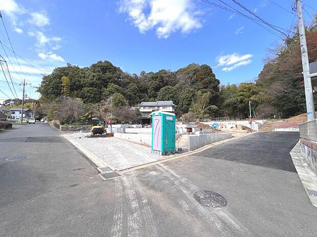 前面道路です。住宅地につき落ち着いた新生活を始められそうです。