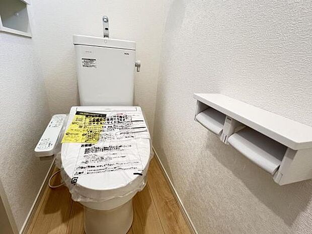 シャワー洗浄機能付のトイレは、清潔感が印象的な空間ですね。