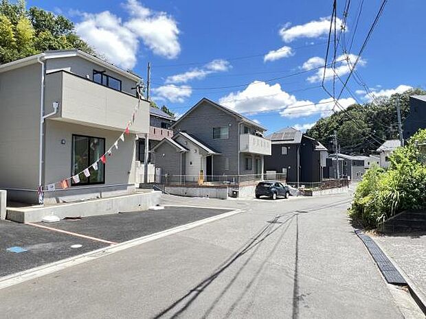前面道路を含めた現地写真です。