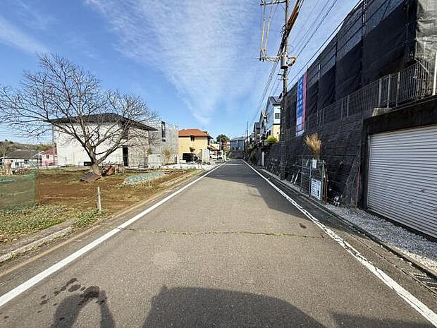 前面道路を含めた現地写真です。
