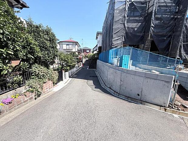 前面道路です。住宅地につき落ち着いた新生活を始められそうです。