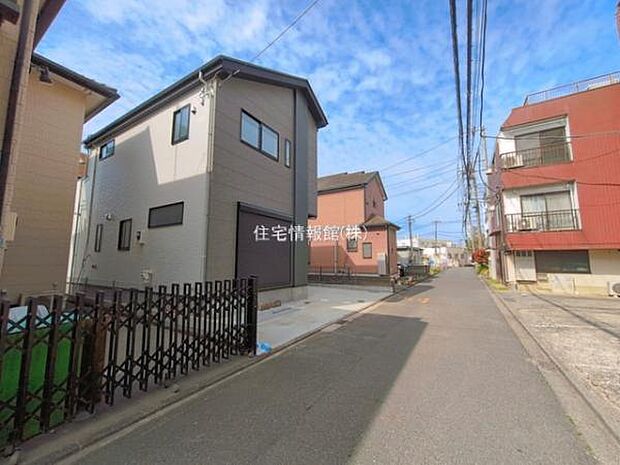 前面道路を含めた現地写真です。
