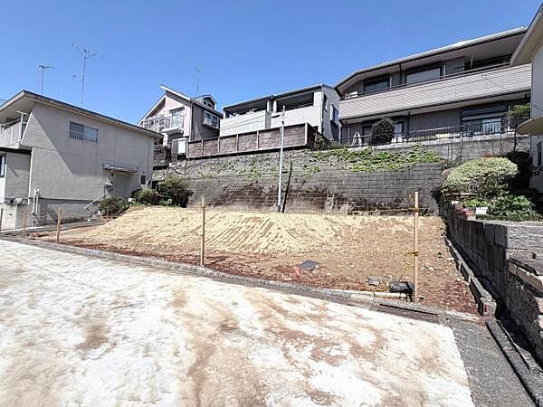 前面道路を含めた現地写真です。ぜひ周辺環境も併せてご覧ください。