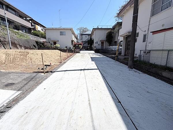 前面道路を含めた現地写真です。ぜひ周辺環境も併せてご覧ください。