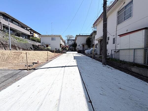 前面道路です。住宅地につき落ち着いた新生活を始められそうです。