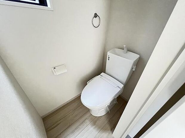 シャワー洗浄機能付のトイレは、清潔感が印象的な空間ですね。