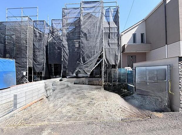 前面道路です。住宅地につき落ち着いた新生活を始められそうです。