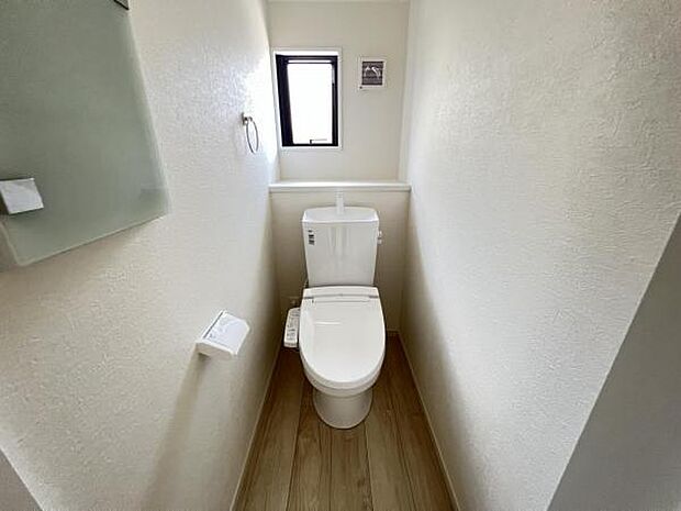 シャワー洗浄機能付のトイレは、清潔感が印象的な空間ですね。