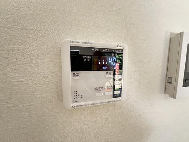 キッチン脇の給湯器のコントロールパネルです。