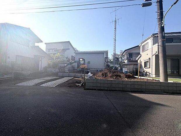 前面道路です。住宅地につき落ち着いた新生活を始められそうです。