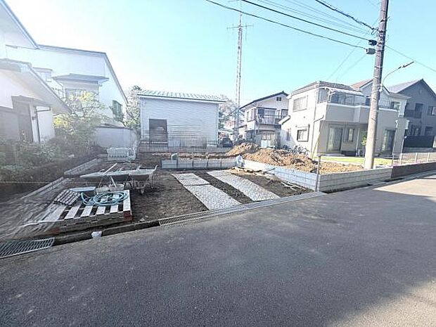 前面道路です。住宅地につき落ち着いた新生活を始められそうです。