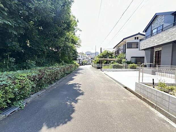 前面道路を含めた現地写真です。