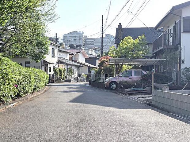 前面道路を含めた現地写真です。ぜひ周辺環境も併せてご覧ください。