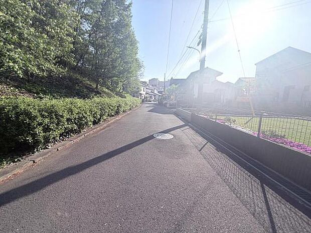 前面道路です。住宅地につき落ち着いた新生活を始められそうです。