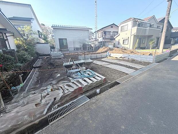 前面道路は歩道があり、小さなお子様がいらっしゃるご家族にも心強い立地です。