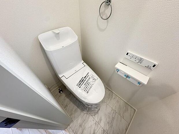 シャワー洗浄機能付のトイレは、清潔感が印象的な空間ですね。