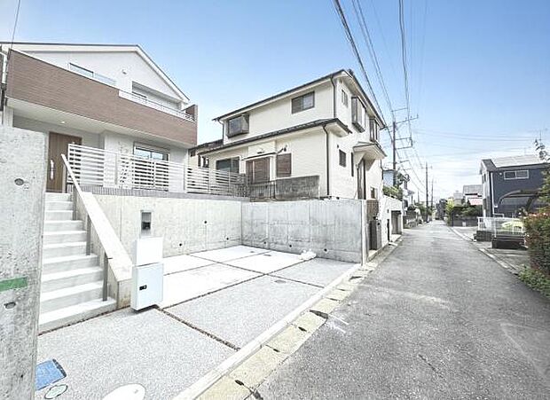 前面道路を含めた現地写真です。