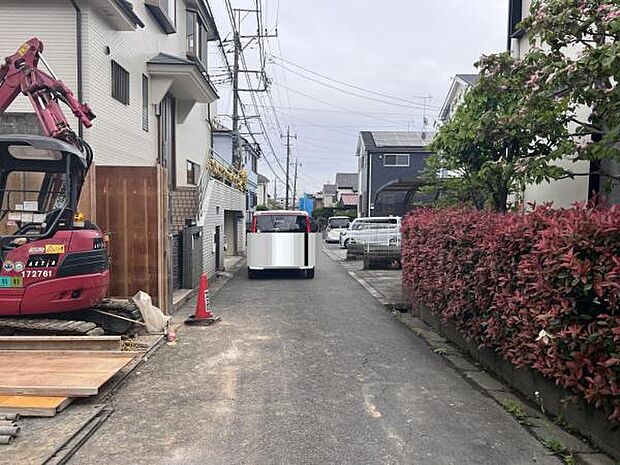前面道路を含めた現地写真です。ぜひ周辺環境も併せてご覧ください。