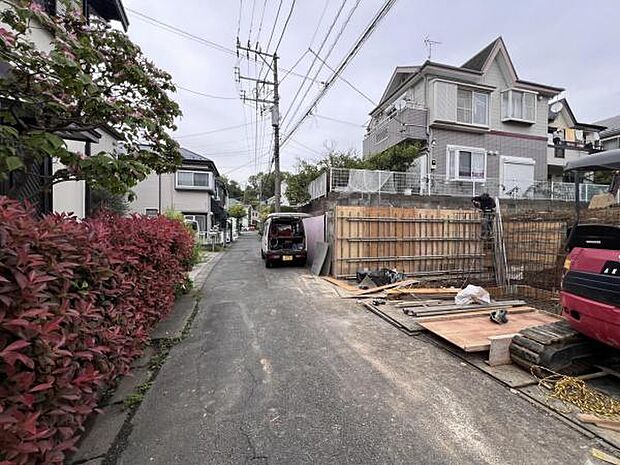 前面道路です。住宅地につき落ち着いた新生活を始められそうです。