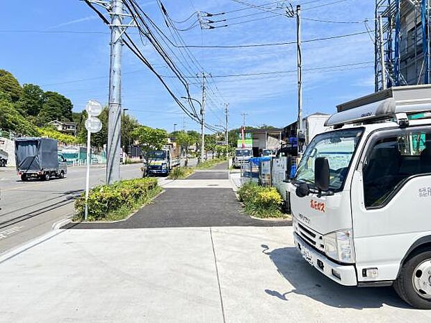 前面道路を含めた現地写真です。