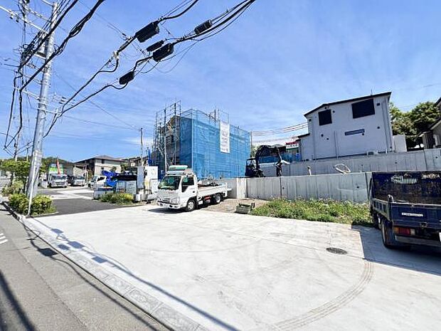 前面道路です。住宅地につき落ち着いた新生活を始められそうです。