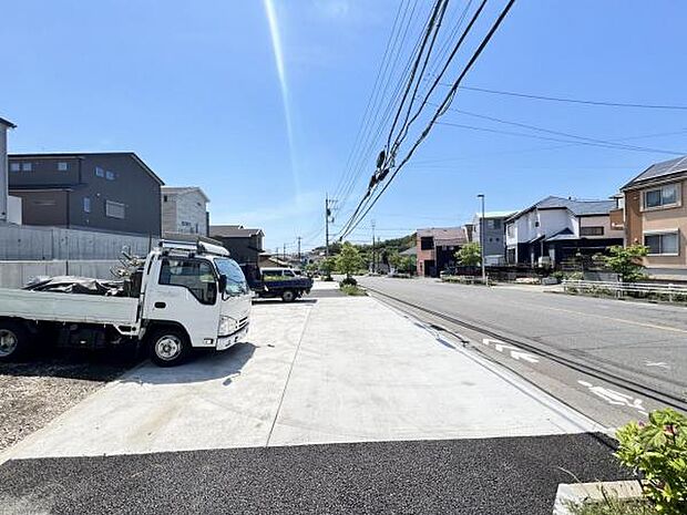 前面道路を含めた現地写真です。ぜひ周辺環境も併せてご覧ください。