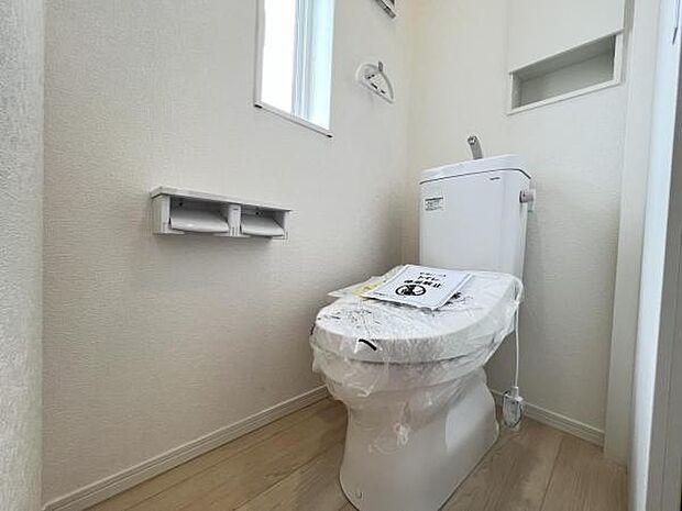 シャワー洗浄機能付のトイレは、清潔感が印象的な空間ですね。