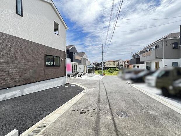 前面道路を含めた現地写真です。