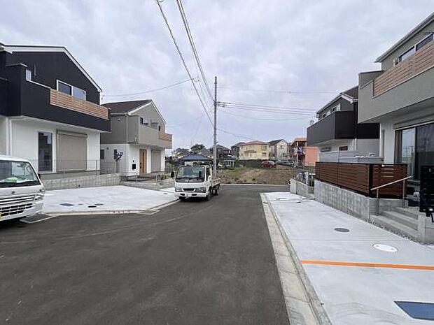 前面道路を含めた現地写真です。ぜひ周辺環境も併せてご覧ください。