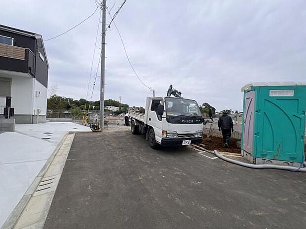 前面道路です。住宅地につき落ち着いた新生活を始められそうです。