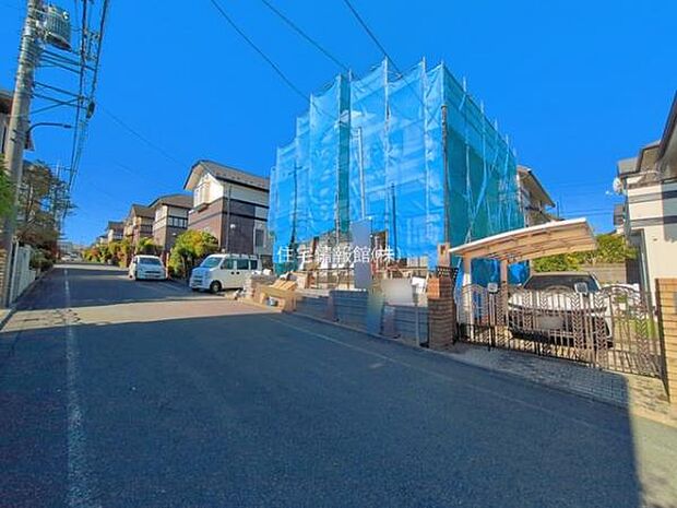 前面道路を含めた現地写真です。