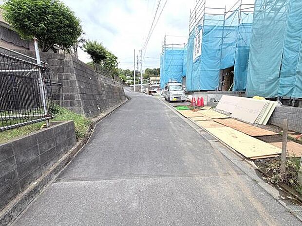 前面道路を含めた現地写真です。ぜひ周辺環境も併せてご覧ください。