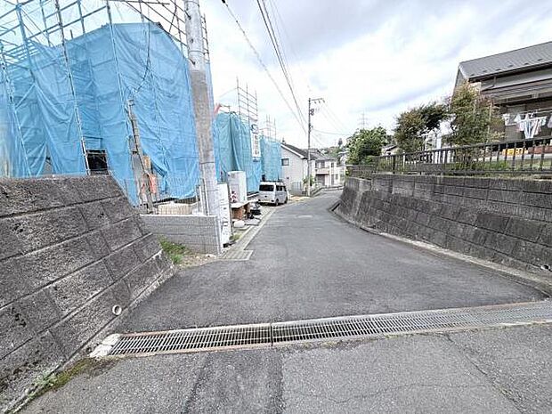 前面道路を含めた現地写真です。ぜひ周辺環境も併せてご覧ください。