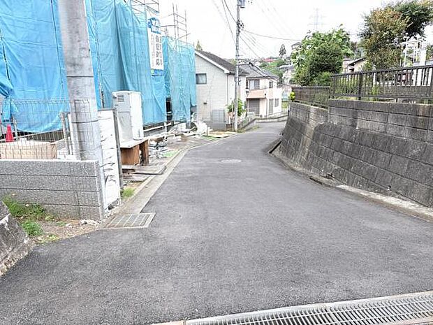前面道路です。住宅地につき落ち着いた新生活を始められそうです。