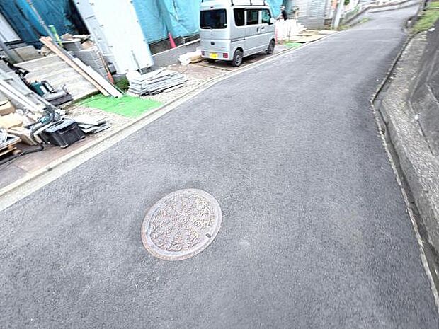前面道路を含めた現地写真です。ぜひ周辺環境も併せてご覧ください。
