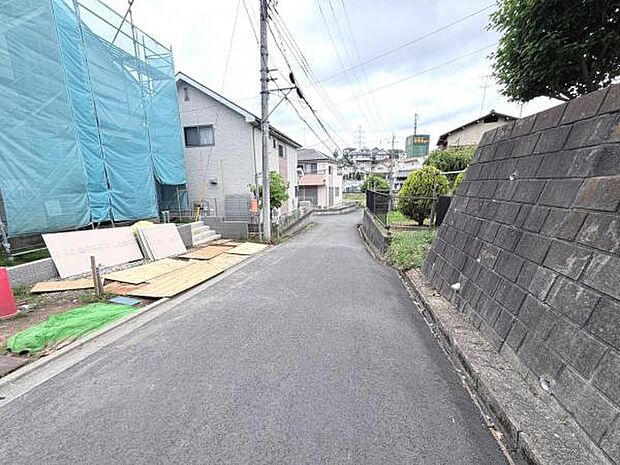 前面道路です。住宅地につき落ち着いた新生活を始められそうです。