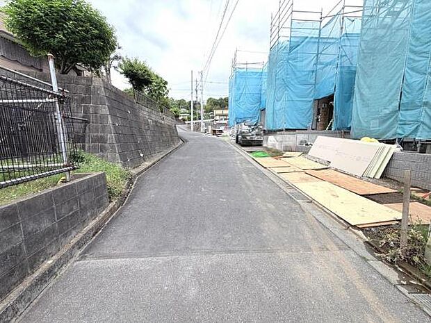 前面道路を含めた現地写真です。ぜひ周辺環境も併せてご覧ください。