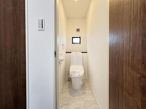 シャワー洗浄機能付のトイレは、清潔感が印象的な空間ですね。