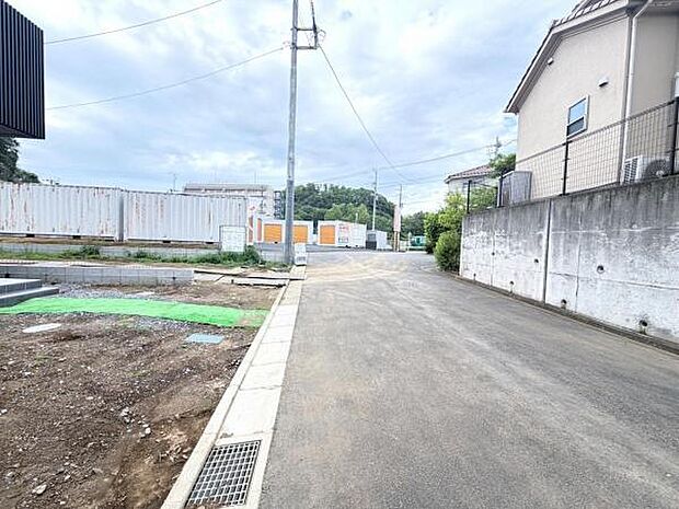 前面道路です。住宅地につき落ち着いた新生活を始められそうです。