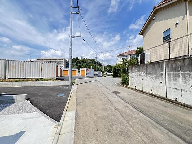 前面道路を含めた現地写真です。