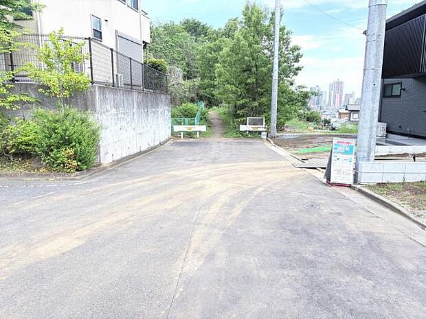 前面道路を含めた現地写真です。ぜひ周辺環境も併せてご覧ください。