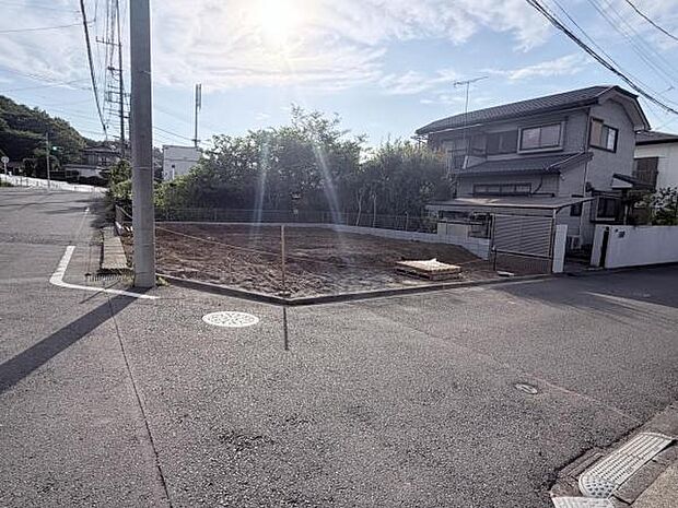 前面道路を含めた現地写真です。ぜひ周辺環境も併せてご覧ください。