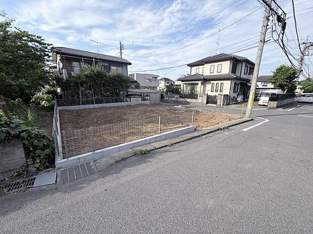 前面道路です。住宅地につき落ち着いた新生活を始められそうです。