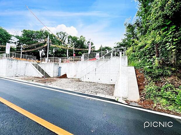前面道路を含めた現地写真です。ぜひ周辺環境も併せてご覧ください。
