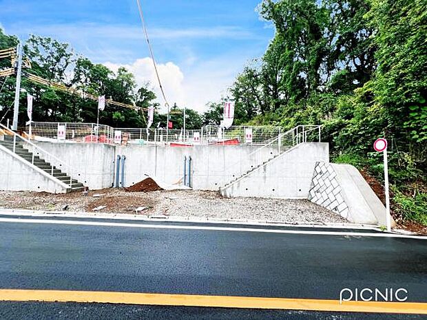 前面道路です。住宅地につき落ち着いた新生活を始められそうです。
